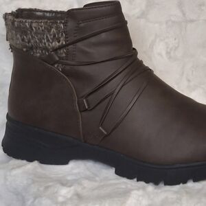 NIB Easy Street Women's Mini Lug Ankle Boots, Size 10